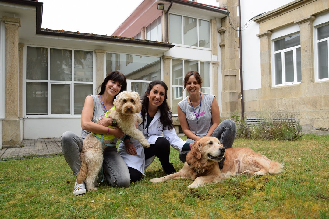 Viky Lago (izquierda), Tania Rivera y Tania Penas, con los perros co-terapeutas Samba y Ron.