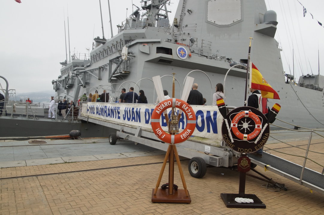 Uno de los grupos, en el momento del embarque en la fragata “Almirante Juan de Borbón”, atracada junto al edificio de sesiones del Puerto.