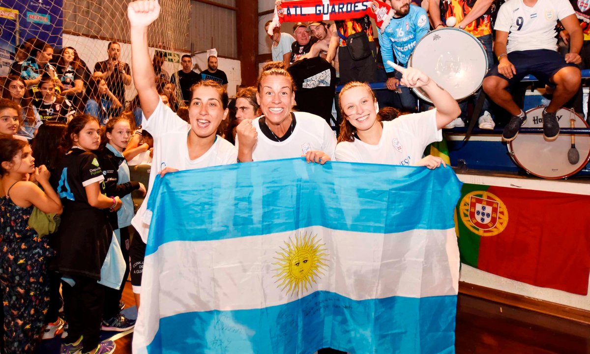 Las tres argentinas del Guardés posan con la bandera de su país.