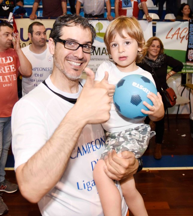José Ignacio Prades posa con su hijo al término del partido.