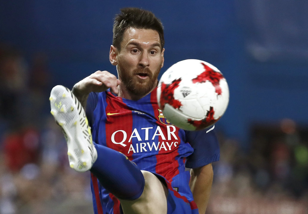Leo Messi, autor de un gol y de una asistencia en el partido de ayer en el Calderón, volvió a ser determinante en la consecución de un título para el Barça.