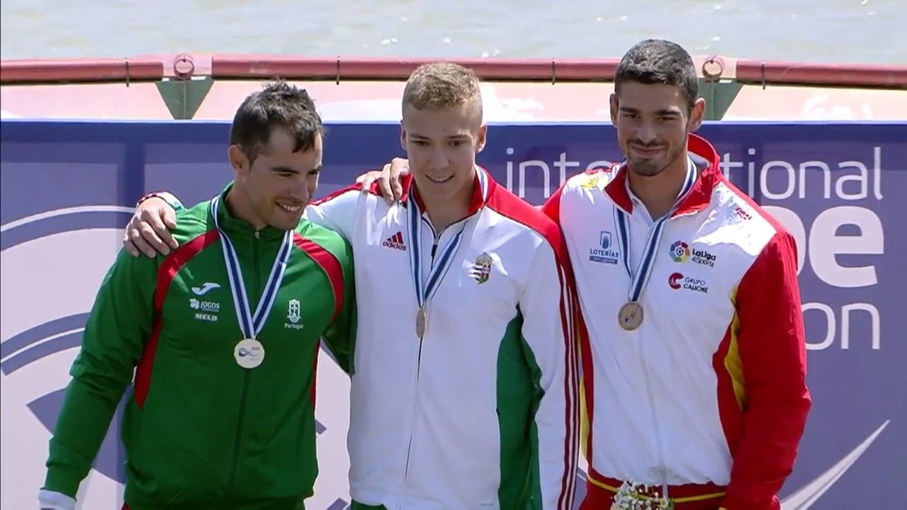 Roi Rodríguez, a la derecha, con el luso Fernando Pimenta y el húngaro Balint Kopasz, plata y oro.