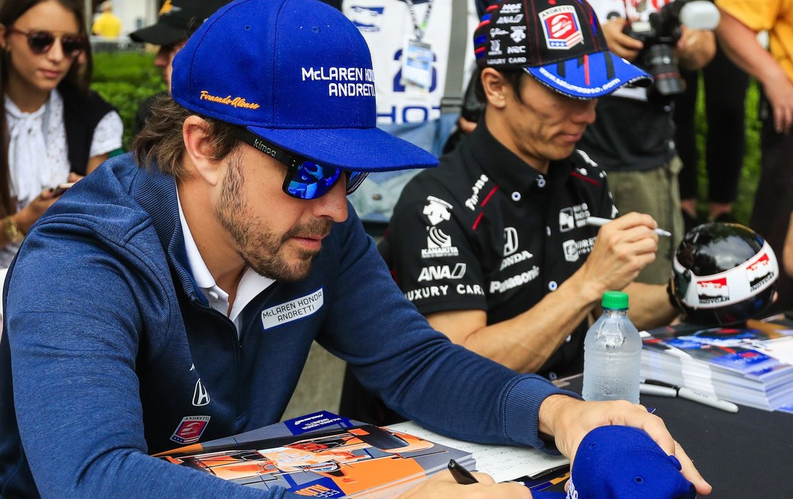 Fernando Alonso, ayer firmando autógrafos en Indianápolis.