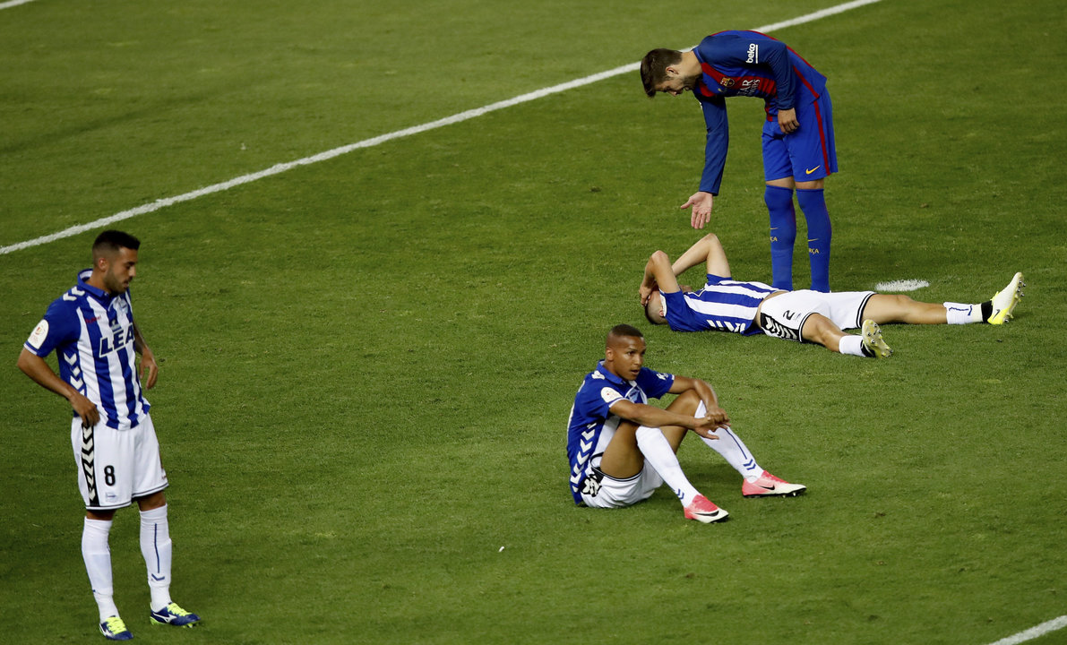 El barcelonista Gerard Piqué consuela a los jugadores del Alavés al final del encuentro.