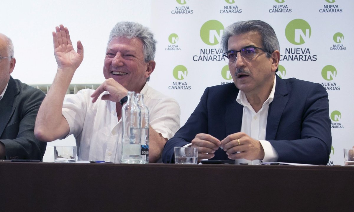 Pedro Quevedo y Román Rodríguez, durante la reunión de la ejecutiva de Nueva Canarias.