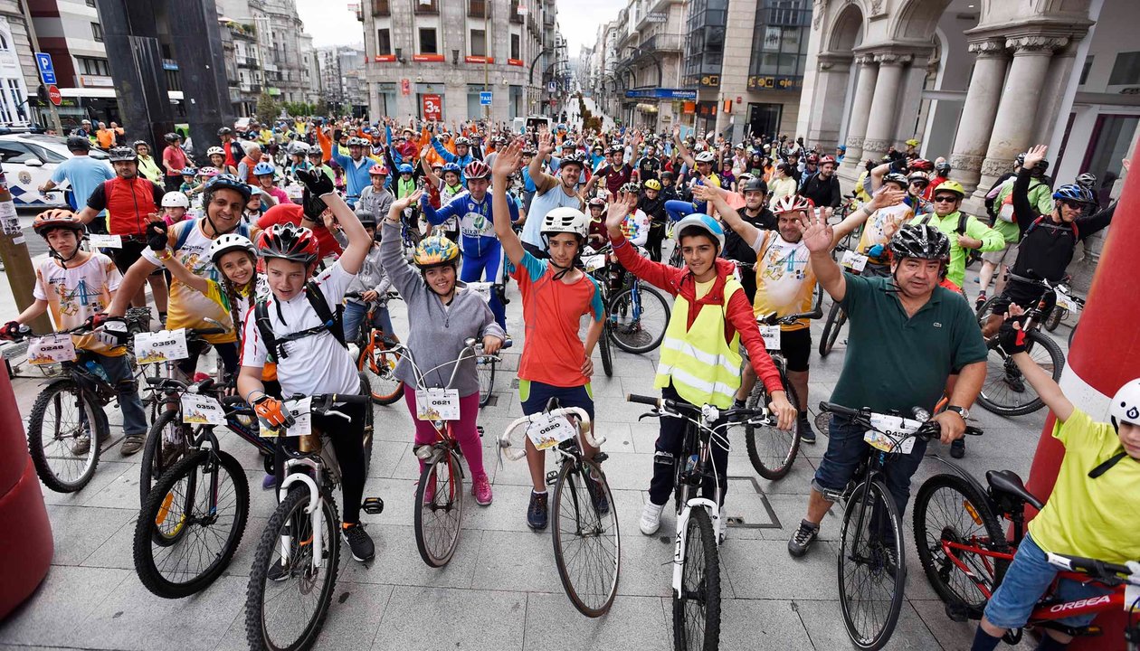 Más de mil ciclistas reinaron ayer sobre las calles de Vigo en la nueva edición de A Pedaliña, organizada por el Concello y A Golpe de Pedal.
