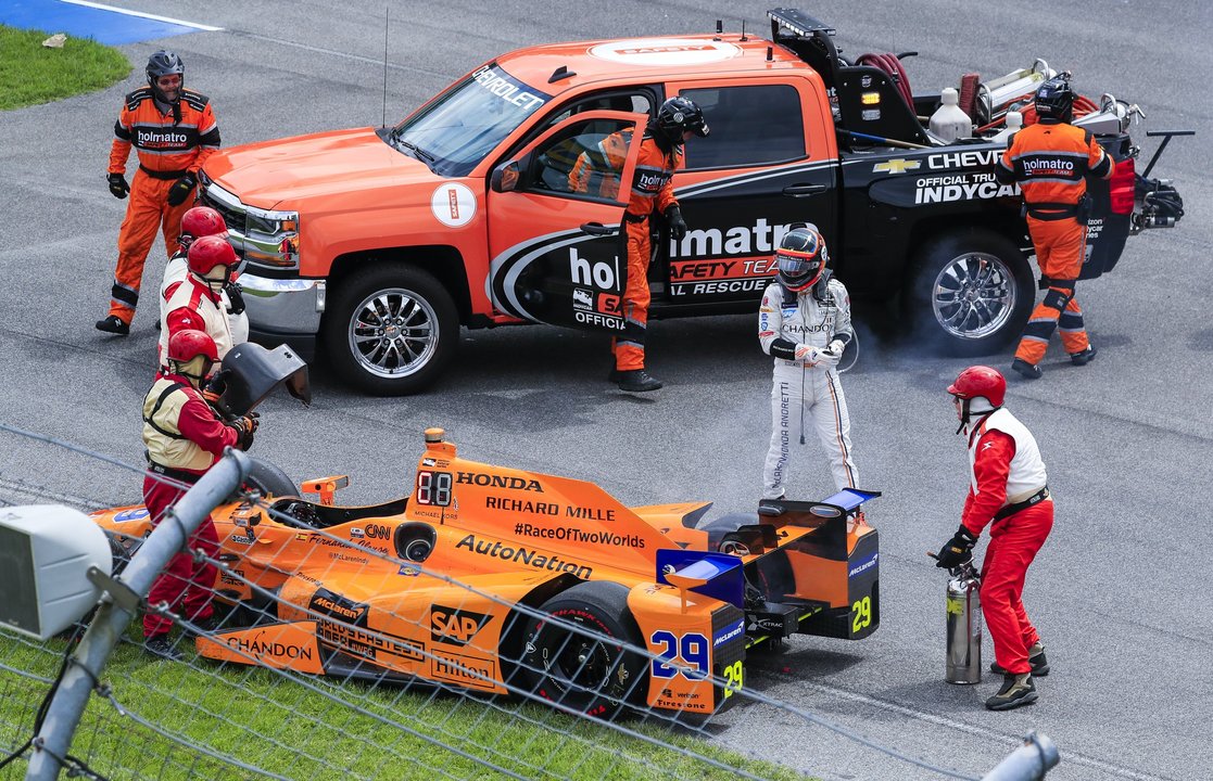 Fernando Alonso abandona su coche tras romper el motor a falta de 21 vueltas para completar el trazado de Indianápolis.