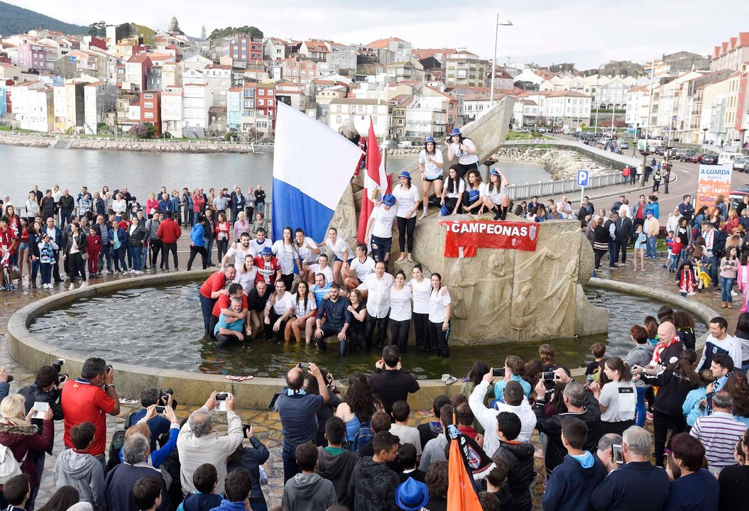 As xogadoras do Mecalia Guardés finalizaron a celebración do título ligueiro cunha fotografía de famila na Fonte do Mariñeiro.