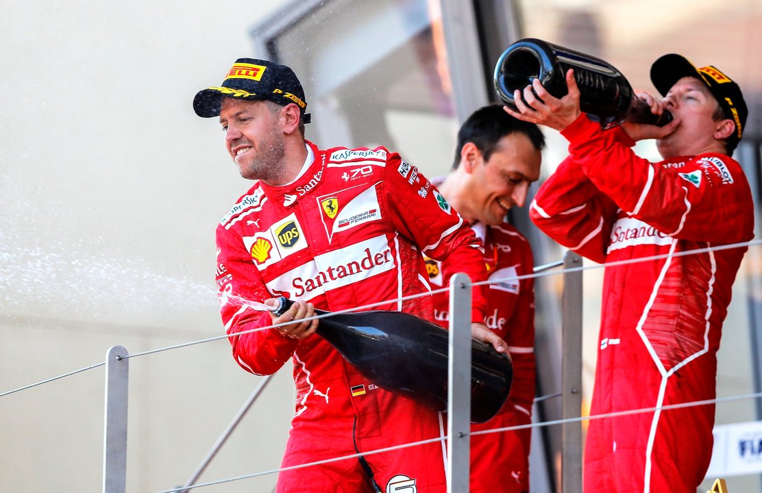 Vettel y Raikkonen celebran en el podio el doblete conseguido por Ferrari en el GP de Mónaco.