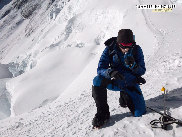 Kilian Jornet descansa durante una de sus ascensiones al Everest, que ha coronado en dos ocasiones.