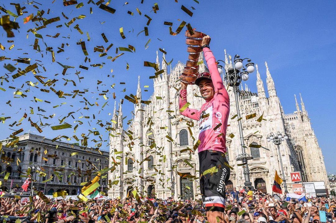 El holandés Tom Dumoulin  levanta el trofeo que lo acredita como ganador del Giro del Centenario, ayer en Milán.