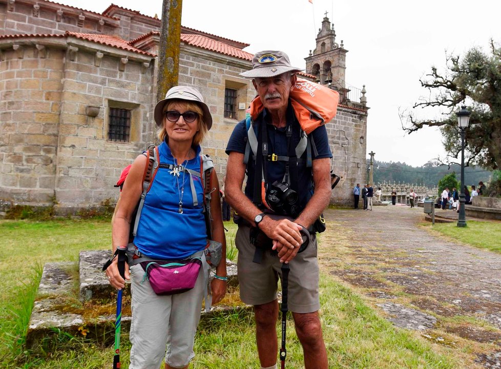 Annie y Donald pararon a conocer la iglesia románica de Coruxo este fin de semana de camino a Santiago.