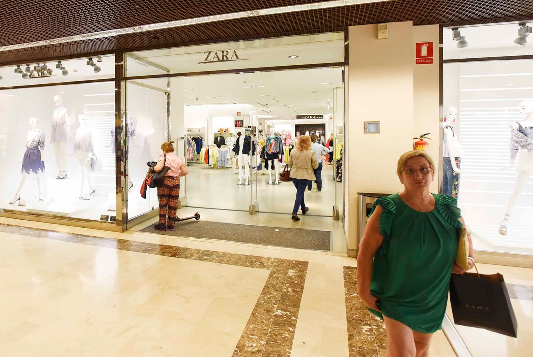 Tienda de Zara en el Centro Comercial Camelias, que cerrará a finales de año.