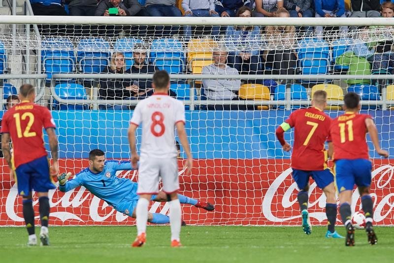 Gerard Deulofeu (2-R) anota el penalti 3-0 durante el partido del Grupo B del Campeonato de Europa Sub-21 de la UEFA