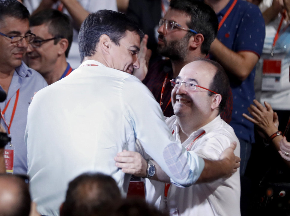 El líder del PSOE, Pedro Sánchez, saluda al líder del PSC, Miquel Iceta, momentos antes del comienzo del Congreso Federal.