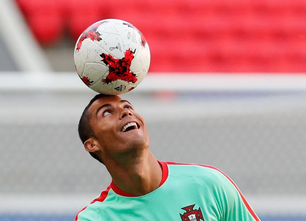 Cristiano Ronaldo hace malabares con el balón en el entrenamiento de ayer con Portugal.