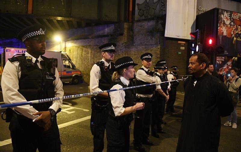 Un cordón policial  tras el atropello de fieles musulmanes cerca de la mezquita de Finsbury Park,