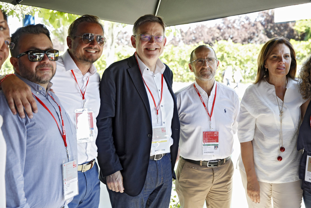 Ximo Puig, presidente de la Generalitat Valenciana, posaba ayer junto a miembros de su delegación.