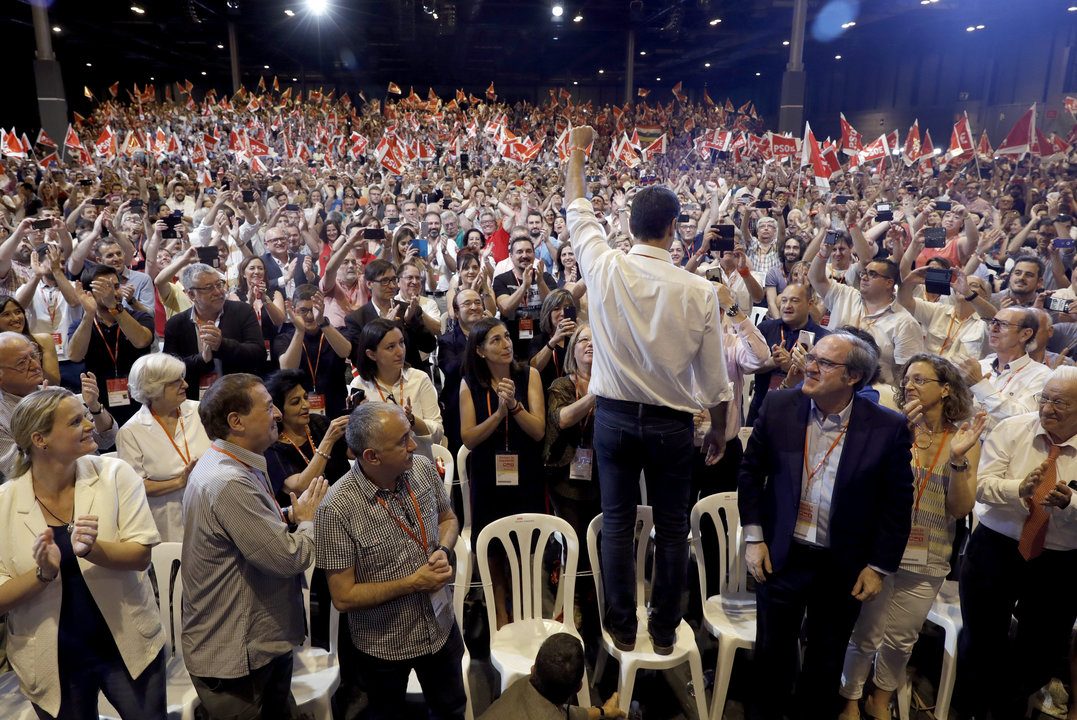 Pedro Sánchez, nuevo secretario general del PSOE, saluda subido a una silla, a delegados y simpatizantes durante el acto de clausura del congreso.