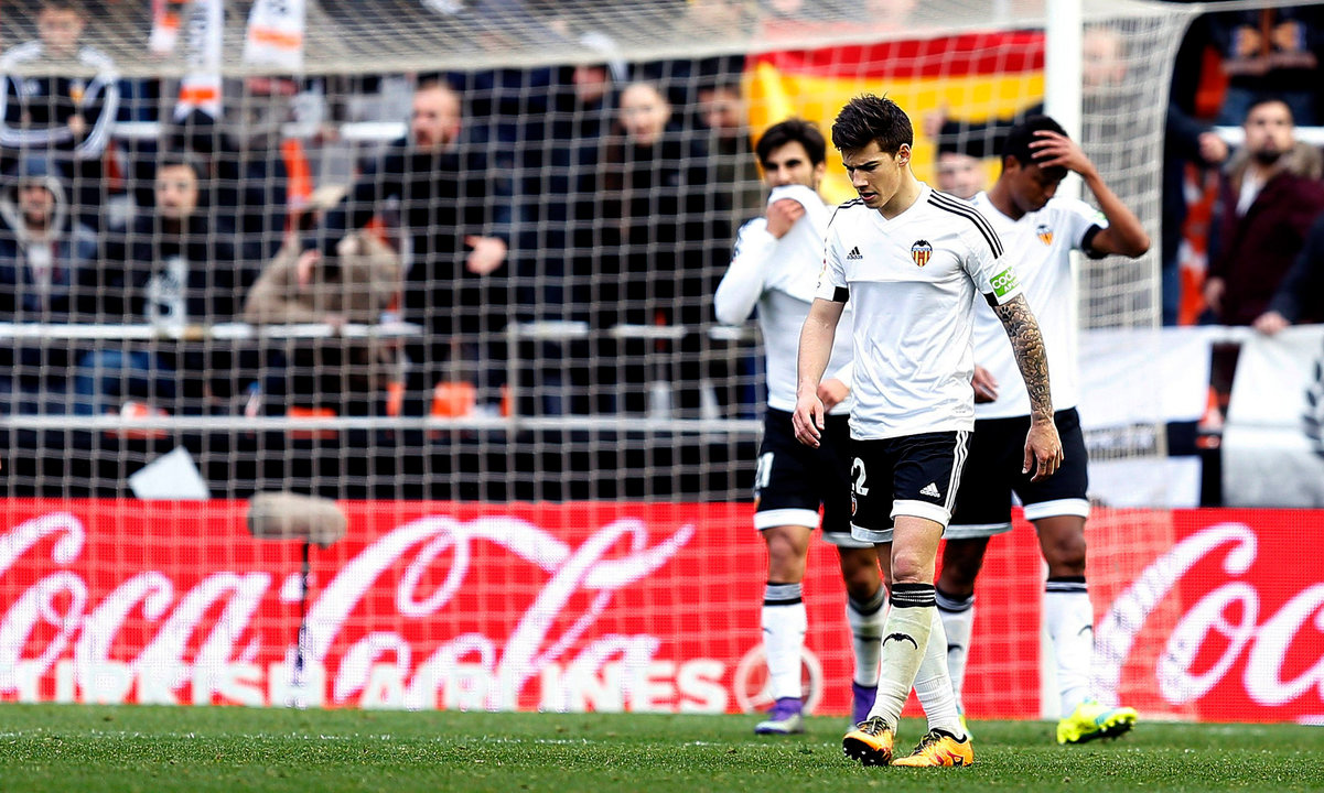 El delantero vigués del Valencia Santi Mina, formado en la cantera del Celta, en un partido con su equipo.