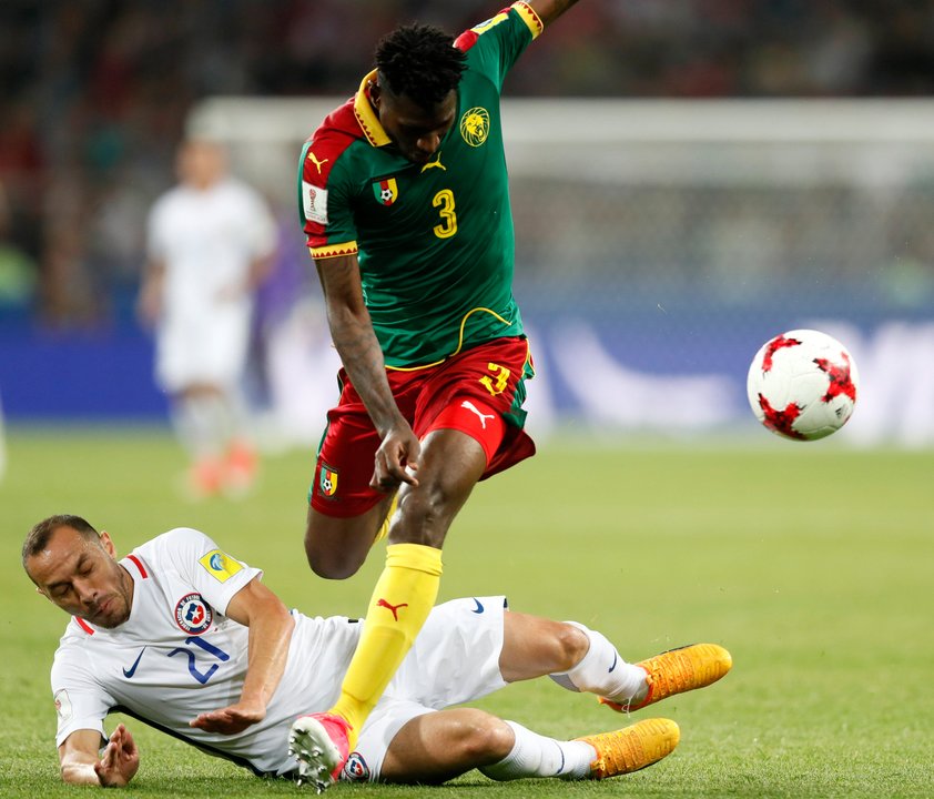 Marcelo Díaz cae al suelo ante el camerunés Anguissa durante el partido de ayer en Moscú.