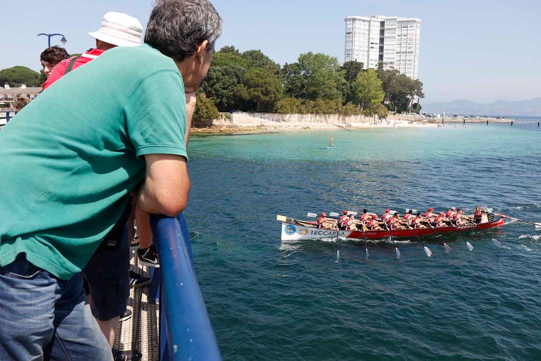 Muchos aficionados siguieron desde el puente de Toralla la regata organizada por el Club de Remo Coruxo.