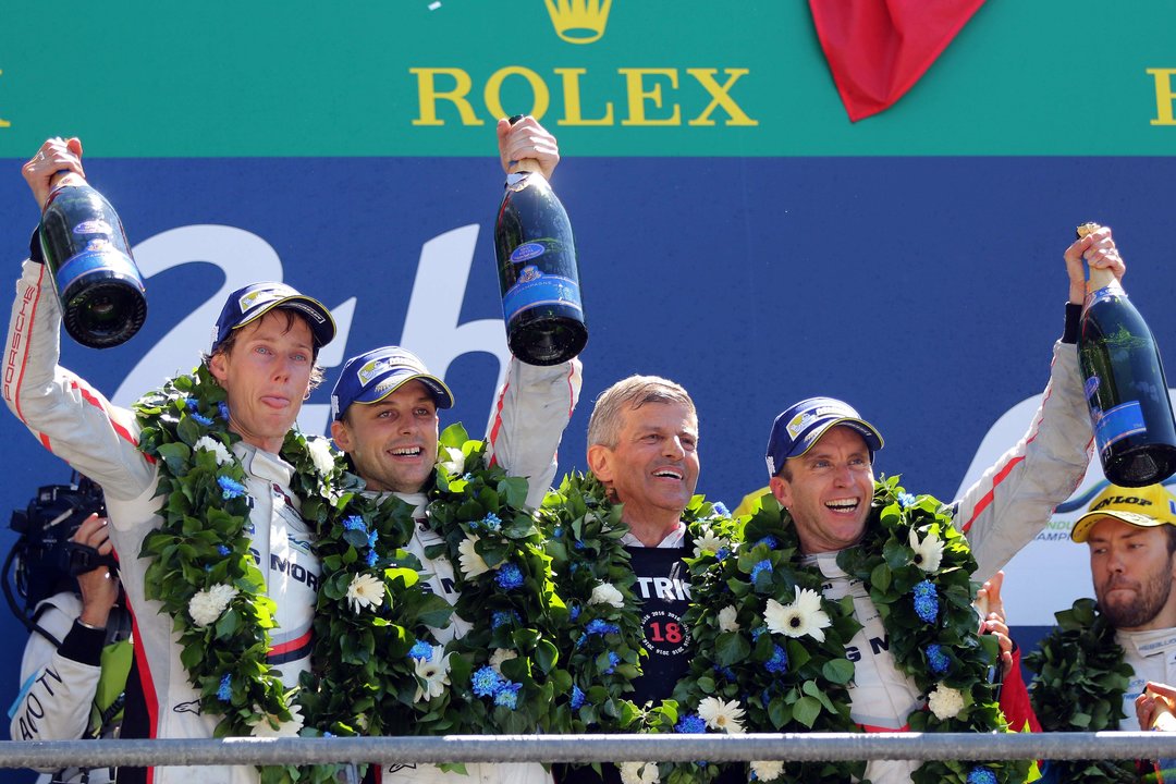 Bernhard, Bamber y Hartley, con el vicepresidente de Porsche.