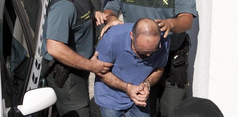 La Guardia Civil acompaña al hombre detenido por agredir con una desbrozadora a un vecino y a su hija en A Cañiza