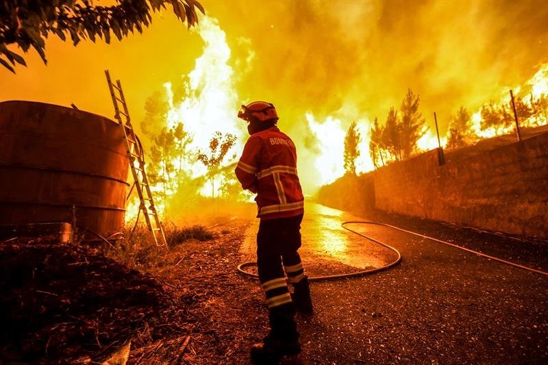Soldados de la Guardia Nacional Republicana portuguesa luchan contra las llamas
