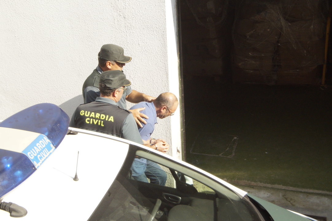 El detenido a su llegada a las dependencias judiciales ayer por la mañana en Ponteareas.