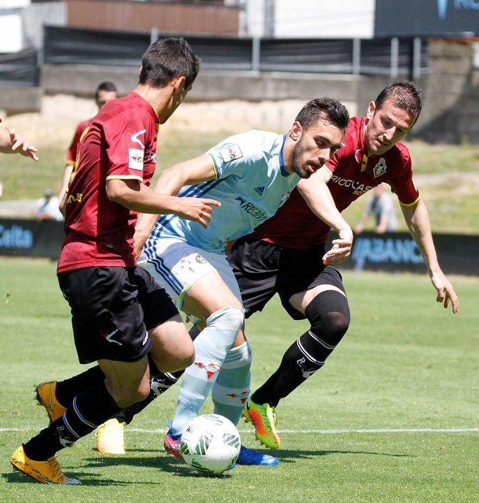 Borja Iglesias trata de irse de dos rivales en un partido de la pasada temporada con el Celta B.
