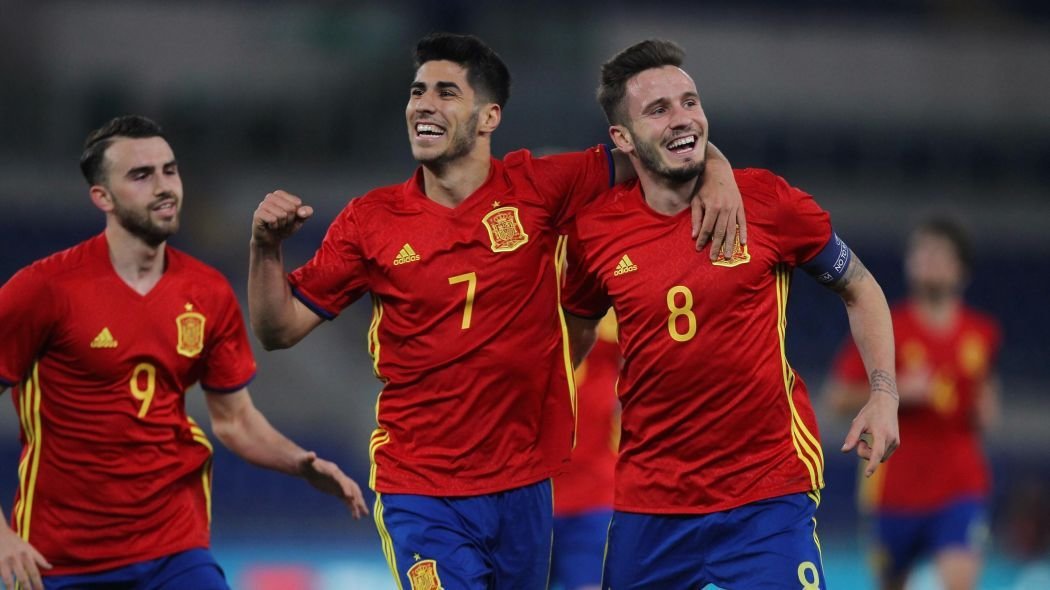 Marco Asensio y Saúl Ñíguez celebran un gol ante Macedonia.