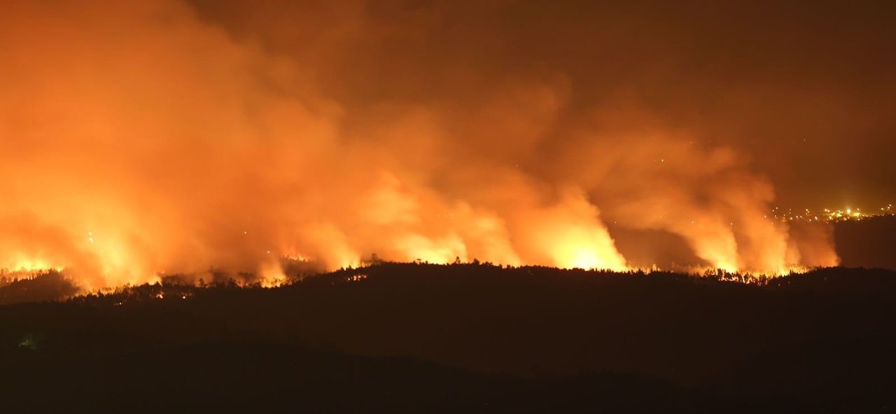 El incendio en el centro de Portugal seguía activo a primera hora de la mañana // Alberte