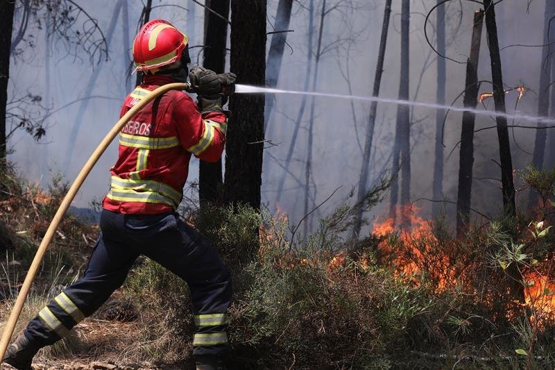 Un bombero portugués combate el fuego en Alto da Louriceira (Portugal)