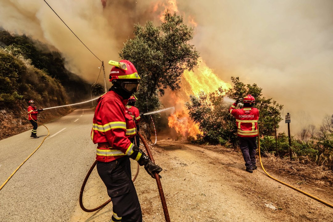 Cuatro bomberos intentan controlar el fuego en las proximidades de la localidad de Sadinha.