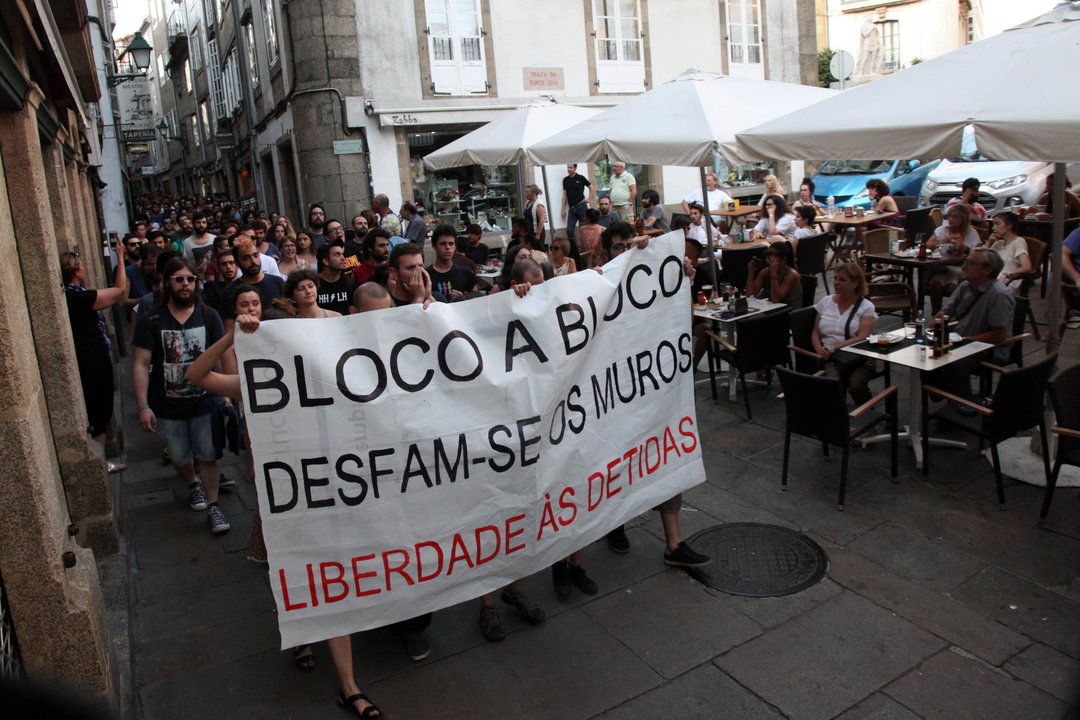 Los manifestantes de ayer, durante su protesta por las calles de Santiago de Compostela.