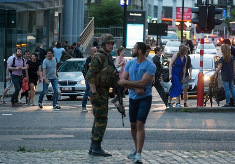 Personas andando junto a un soldado armado en el exterior de la Estación Central