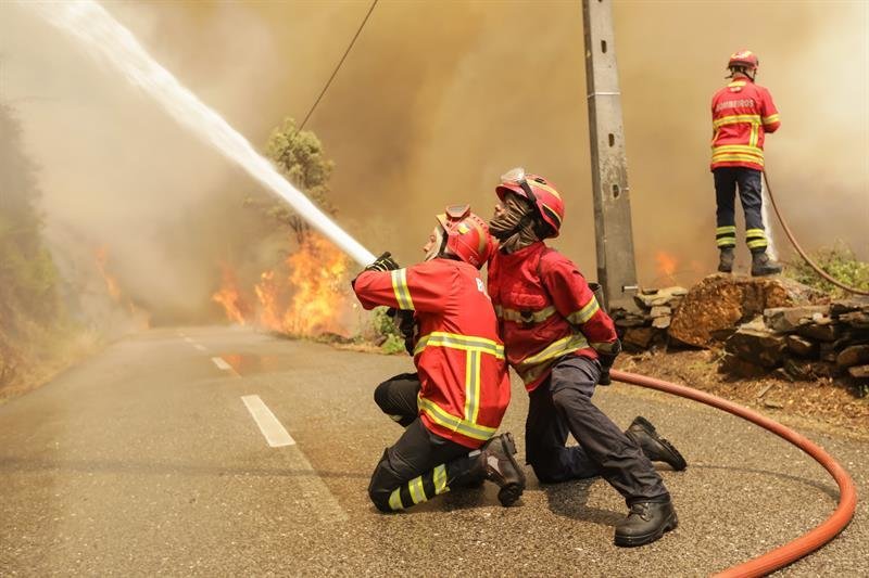 Varios bomberos portugueses combaten el fuego en Sandinha (Portugal)