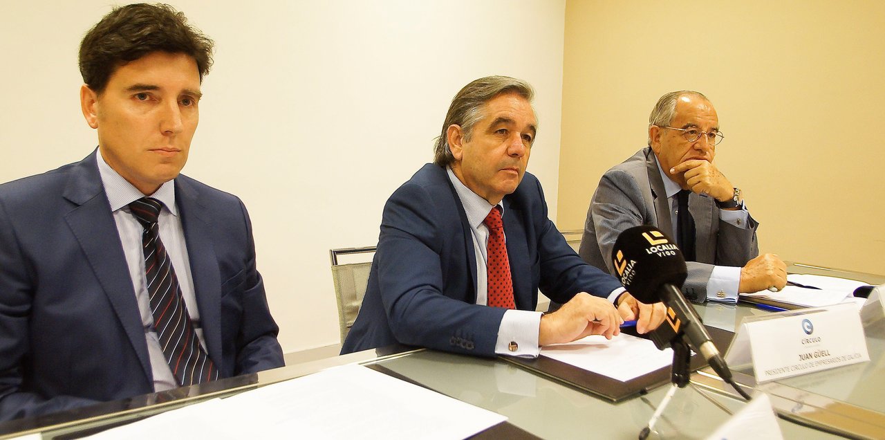 Francisco Carballo, Juan Güell y Emilio Pérez Nieto presentaron el informe sobre la economía de Galicia en 2017.