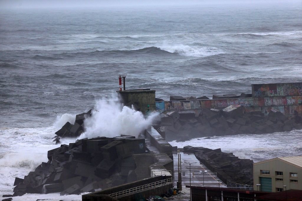 El temporal dañó seriamente la escollera del puerto guardés.