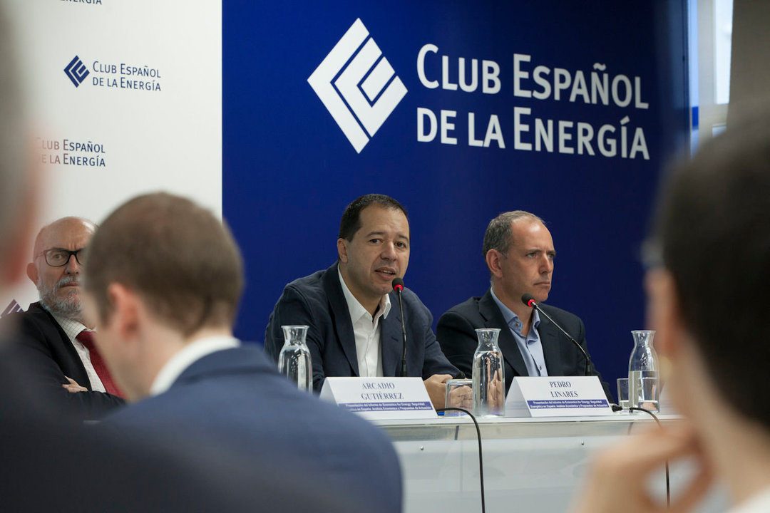 Pedro Linares y Xavier Labandeira, ayer en Club Español de Energía, en Madrid.