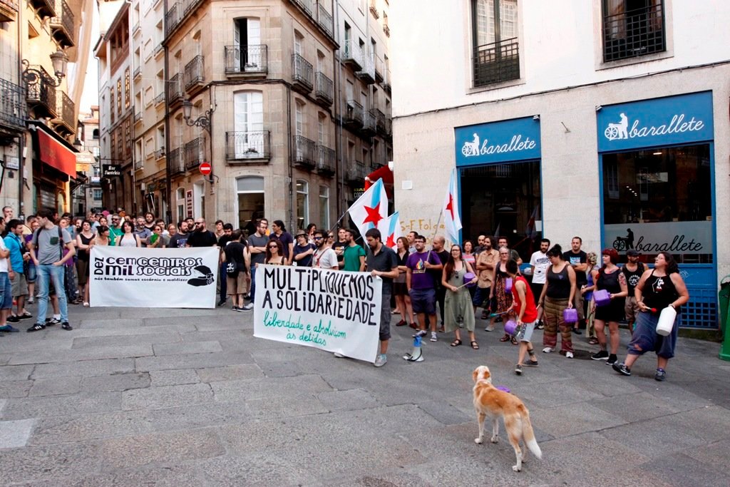 Asistentes a la protesta que se convocó en la praza do Ferro de Ourense.