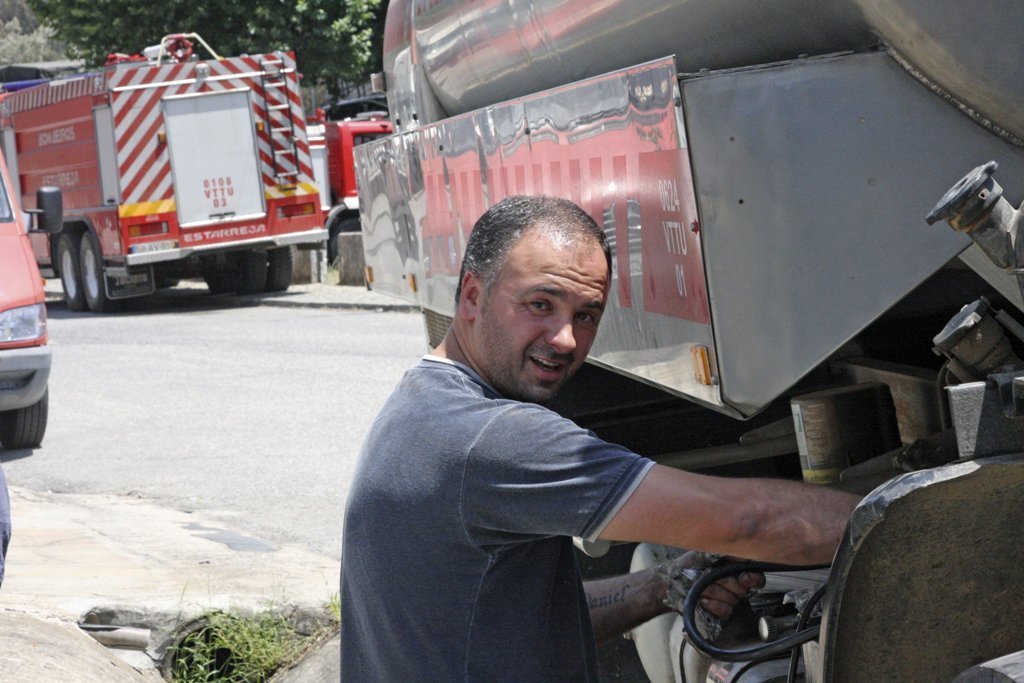 Nuno Monteiro, un mecánico de Góis, que que va arreglando camiones de los bomberos.