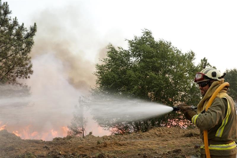 Un bombero español combate un incendio en Portugal