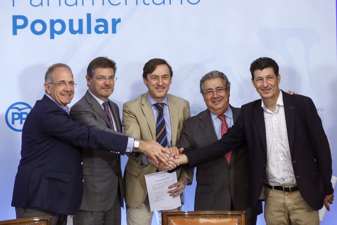 López Cerrón, Rafael Catalá, Rafael Hernando, Juan Ignacio Zoido y Eduardo Chozas presentaron la iniciativa.