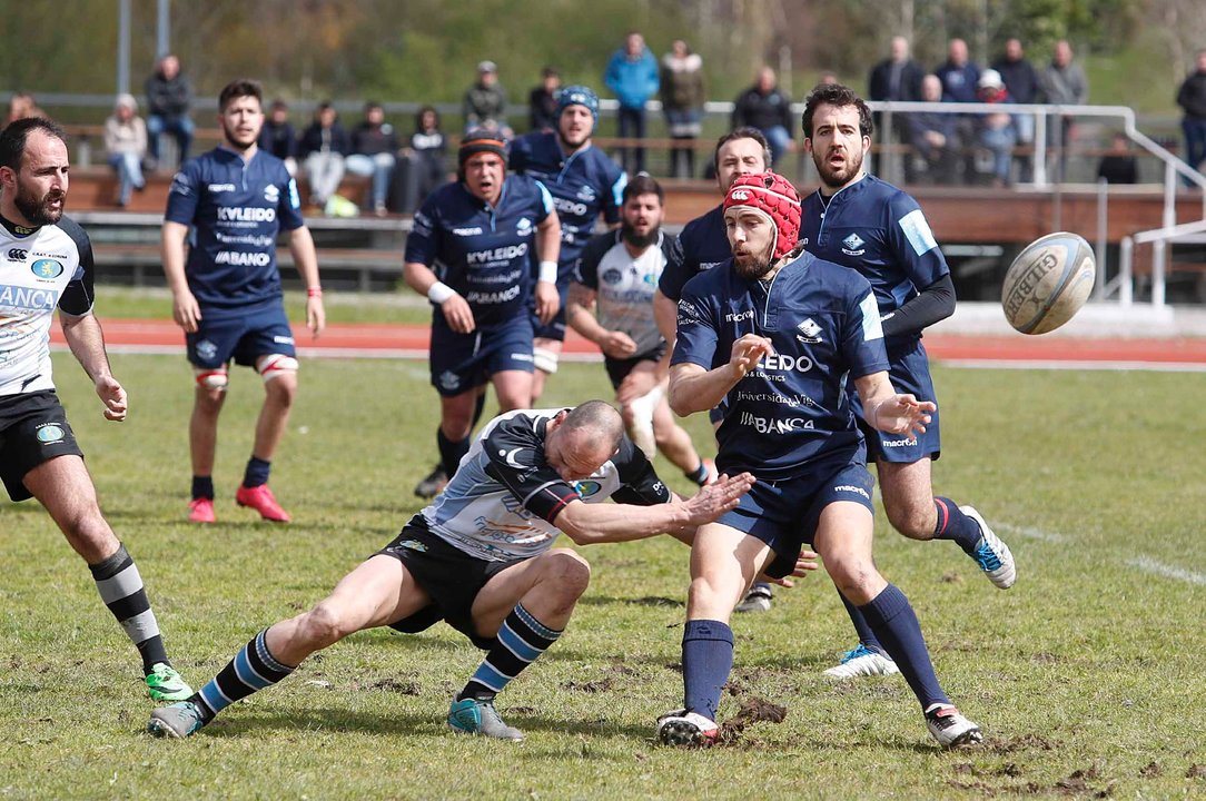 Jugadores del equipo sénior del Vigo Rugby viajan a Francia con componentes de las categorías inferiores.
