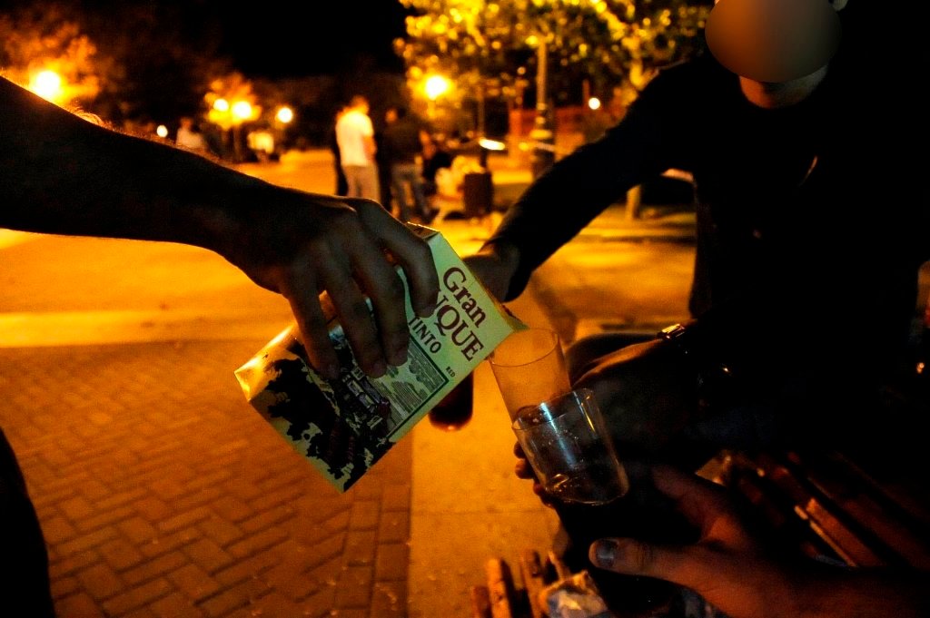 Unos jóvenes realizan una mezcla con diversos tipos de alcohol durante una noche de  botellón.