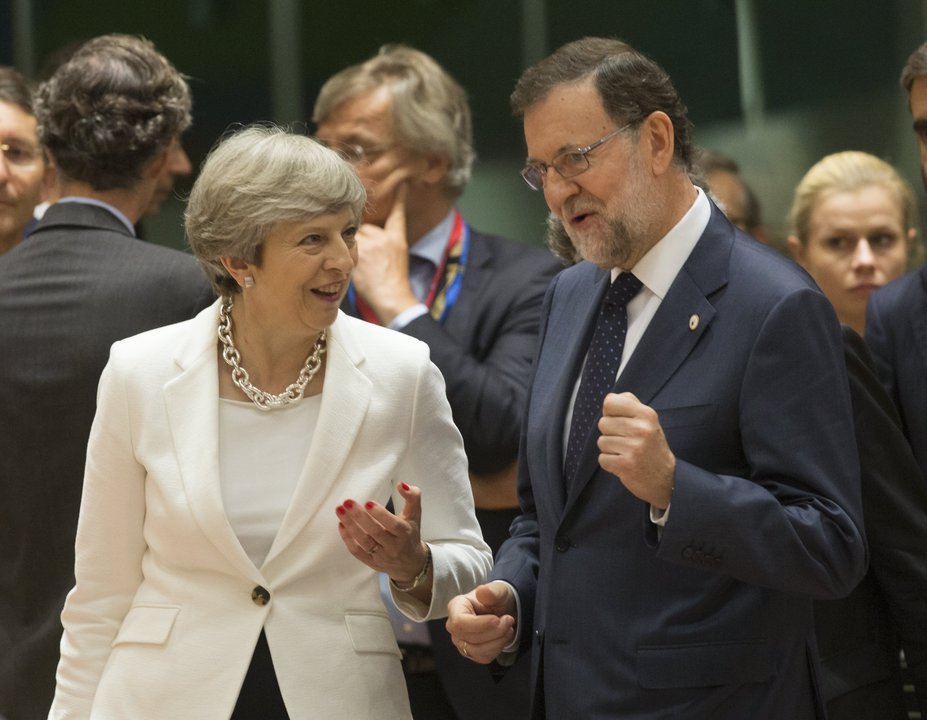 La premier británica, Theresa May, conversa con el presidente del Gobierno español, Mariano Rajoy.