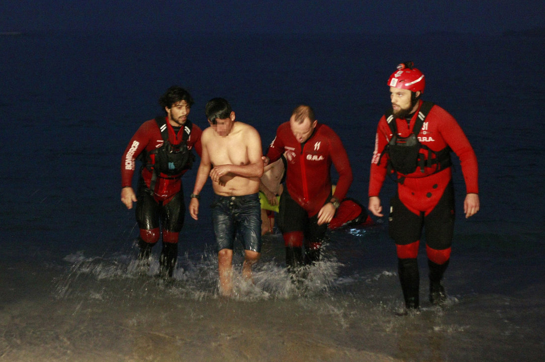 Socorristas de los bomberos de A Coruña rescataron a un bañista ebrio en la playa de Riazor.
