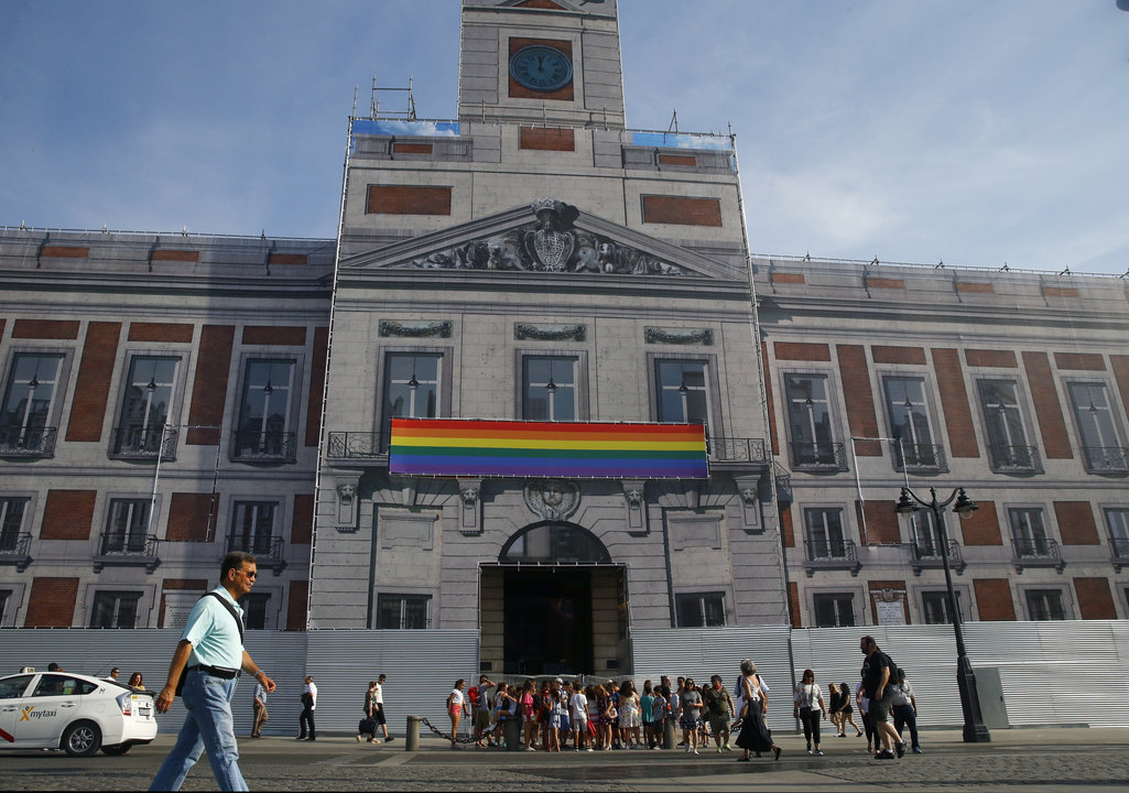 La bandera acoriris preside la fachada de la sede de la Comunidad de Madrid.